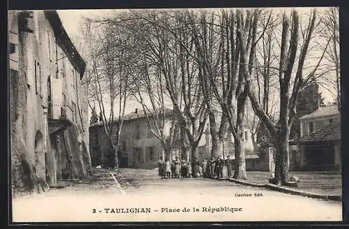 AK Taulignan, Place de la République avec des arbres et des habitants