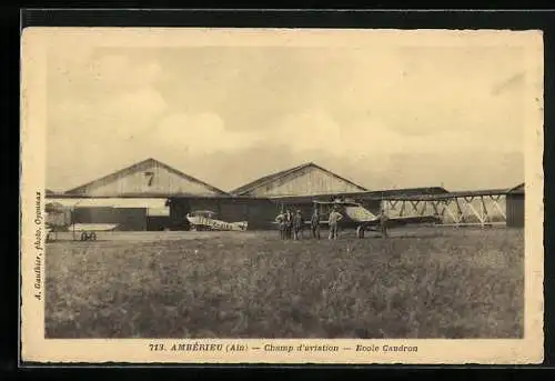 AK Ambérieu, Champ d`aviation, Ecole Caudron, Doppeldecker-Flugzeuge vor den Hangars