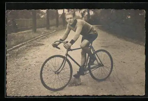 Foto-AK Junger Mann in kurzer Hose auf seinem Fahrrad