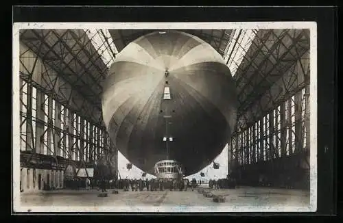 AK Luftschiff Graf Zeppelin beim Einbringen in die Halle