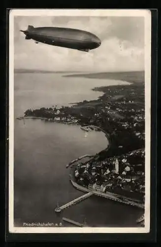 AK Friedrichshafen, Luftschiff Graf Zeppelin über dem Hafen