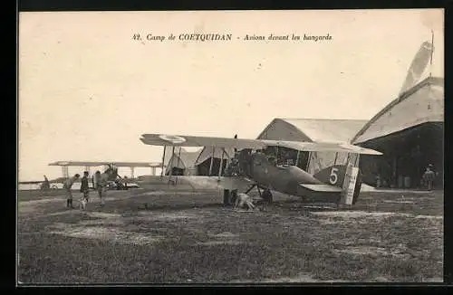 AK Camp de Coetquidan, Avion Potez XV devant le hangar, Doppeldecker-Flugzeug