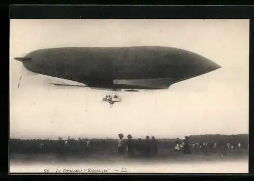 AK Französischer Zeppelin République vor der Landung