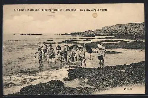 AK Sainte-Marguerite-en-Pornichet, La Côte vers la Pointe avec des enfants jouant dans l`eau