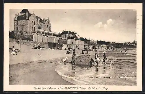 AK Ste-Marguerite-sur-Mer, La Plage avec des Baigneurs et des Maisons en Bord de Mer