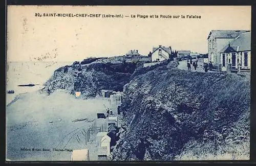 AK Saint-Michel-Chef-Chef, La Plage et la Route sur la Falaise