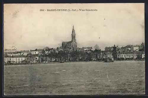 AK Basse-Indre, Vue générale avec église et maisons au bord de la rivière