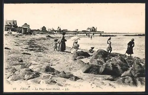 AK Piriac, La Plage Saint-Michel avec des promeneurs sur le sable et les rochers