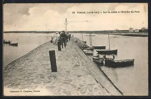 AK Piriac, Sur la Jetée à l`Entrée du Port