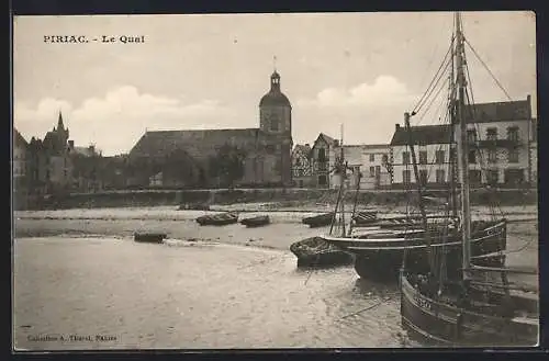 AK Piriac, Le Quai avec bateaux et église en arrière-plan