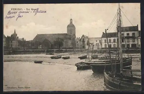 AK Piriac, Le Quai avec bateaux amarrés et église en arrière-plan