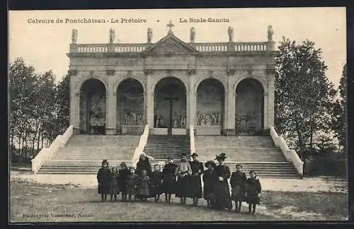 AK Pontchâteau, Le Prétoire et La Scala-Sancta avec groupe de personnes devant