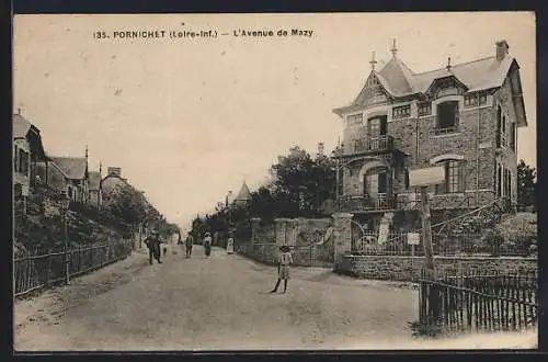 AK Pornichet, L`Avenue de Mazy avec passants et grandes maisons