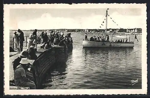 AK Pornichet, Promenade sur le quai avec vue sur un bateau rempli de passagers