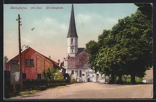 AK Mattighofen /Ob.-Oest., Kirchenplatz mit Kirche