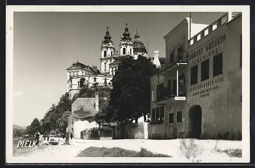 AK Melk, Strassenpartie mit Hotel Goldener Ochs und Kirche