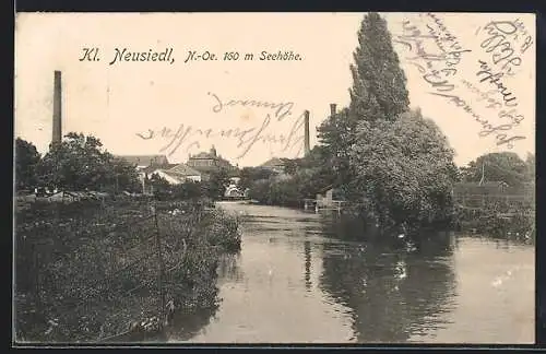 AK Klein-Neusiedl /N.-Oe., Uferpartie mit Farik-Schornsteinen