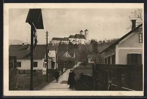 AK Weiz, Strasse Weizberggasse mit Kirche