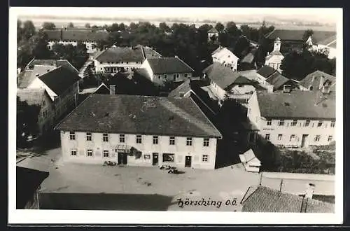 AK Hörsching /O. Ö., Strassenpartie mit Gasthof