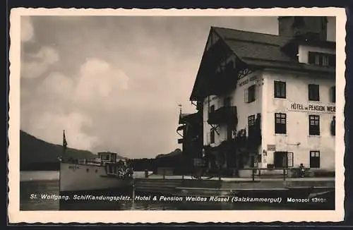 AK St. Wolfgang /Salzkammergut, Hotel & Pension Weisses Rössel mit Schifflandungsplatz, Dampfer