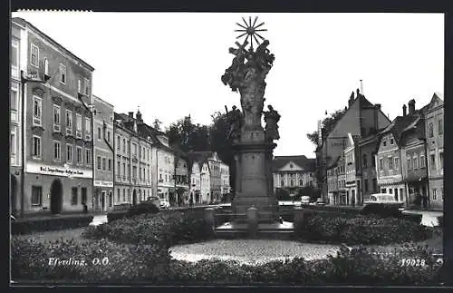 AK Eferding /O. Ö., Strassenpartie mit Geschäften und Denkmal