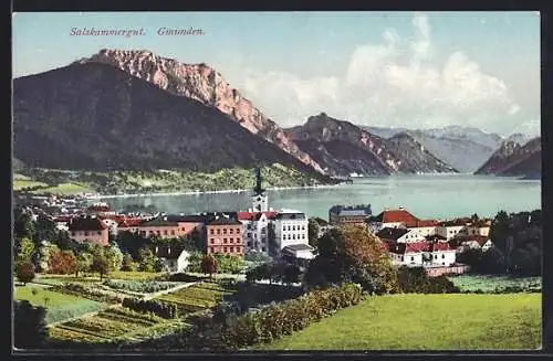 AK Gmunden /Salzkammergut, Ortsansicht gegen die Berge