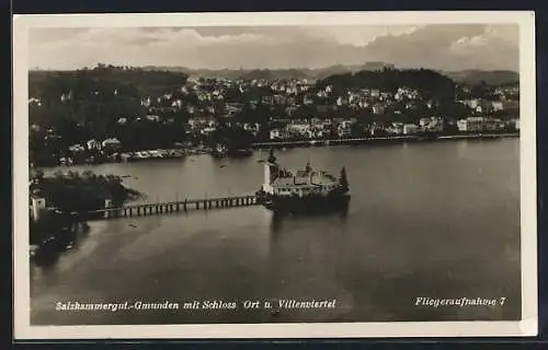 AK Gmunden /Salzkammergut, Ortsansicht mit Schloss, Ortschaft und Villenviertel, Fliegeraufnahme