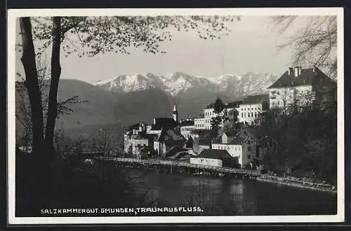 AK Gmunden /Salzkammergut, Ortsansicht am Traunausfluss