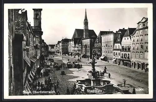 AK Steyr, Platz mit Brunnen und Geschäften