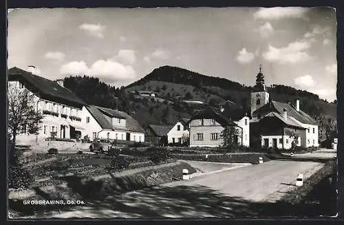 AK Grossraming /Ob. Oe., Strassenpartie mit Kirche