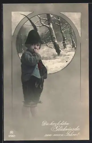 Foto-AK RPH Nr. 5795 /1: Kleiner Junge in Lederhosen vor verschneitem Wald, Neujahrsgruss