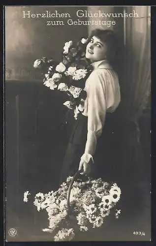 Foto-AK NPG Nr. 493 /4: Junge Frau mit Rollkragenbluse, Blumenstrauss und Blumenkorb, Geburtstagskarte