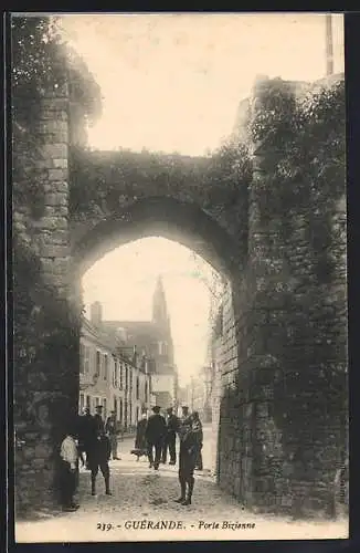 AK Guérande, Porte Bizienne avec des passants dans la rue adjacente