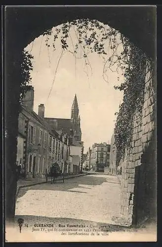 AK Guérande, Rue Vannetaise avec vue sur les fortifications et l`église