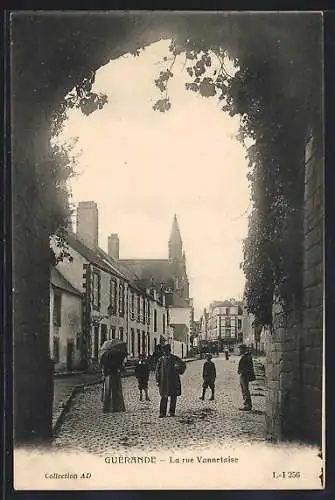 AK Guérande, La rue Vannetaise avec des habitants sous une arche