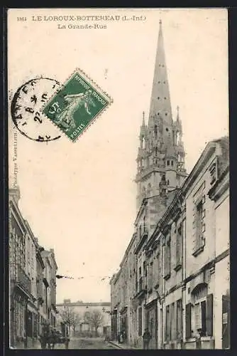 AK Le Loroux-Bottereau, La Grande-Rue et l`église avec son clocher imposant