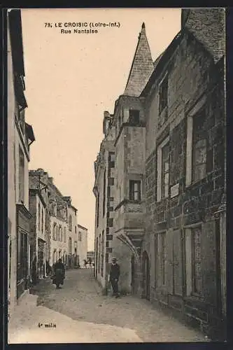 AK Le Croisic, Rue Nantaise avec bâtiments historiques et passants