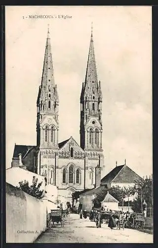 AK Machecoul, L`Église et la rue animée devant avec des charrettes et des habitants