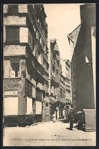 AK Nantes, L`une de ses vieilles rues, vue de la Place de l`Église Ste-Croix