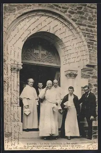 AK Nantes, Les Pères Prémontrés devant une église, 6 Mai 1909