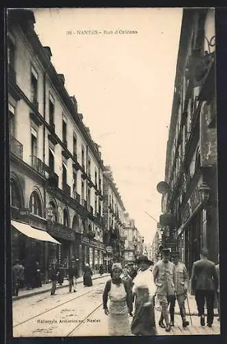 AK Nantes, Rue d`Orléans avec passants et boutiques