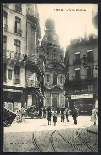 AK Nantes, L`Église Ste-Croix avec scène de rue animée