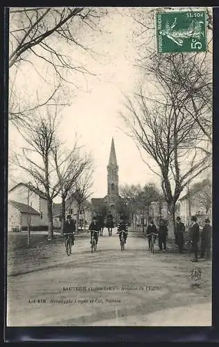 AK Sautron, Avenue de l`Église avec cyclistes et piétons