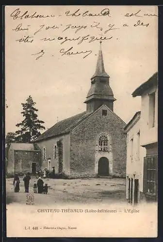 AK Château-Thébaud, L`Église et la place du village avec des habitants