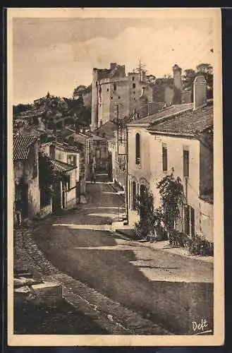 AK Clisson, Rue de la Vallée avec vue sur le château