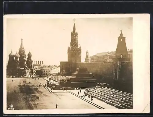 AK Moskau, Der Rote Platz, Das Lenin-Mausoleum und der Spasski-Turm des Kreml