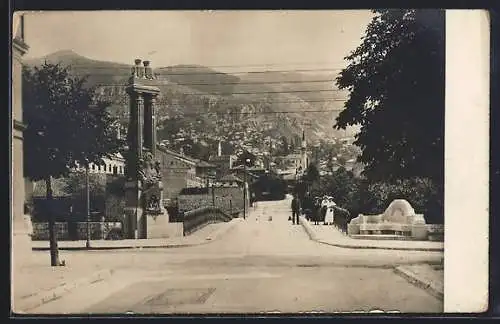 Foto-AK Sarajevo, Strassenpartie mit Denkmal