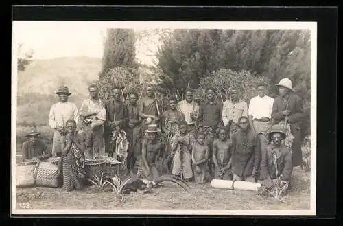 Fotografie Leopold Gabriel, Katanga, Afrikanische Jäger mit Tierschädel