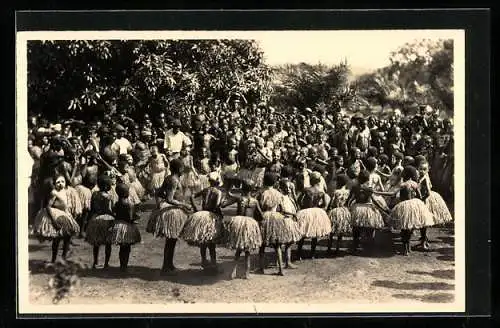 Foto-AK Casimir Zagourski, A. E. F. Fête de circoncision a l`Oubangi Chari, Afrikanische Tänzer