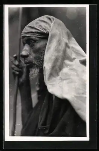 Foto-AK Casimir Zagourski, Afrikanischer Mann mit grauem Bart und Wanderstab